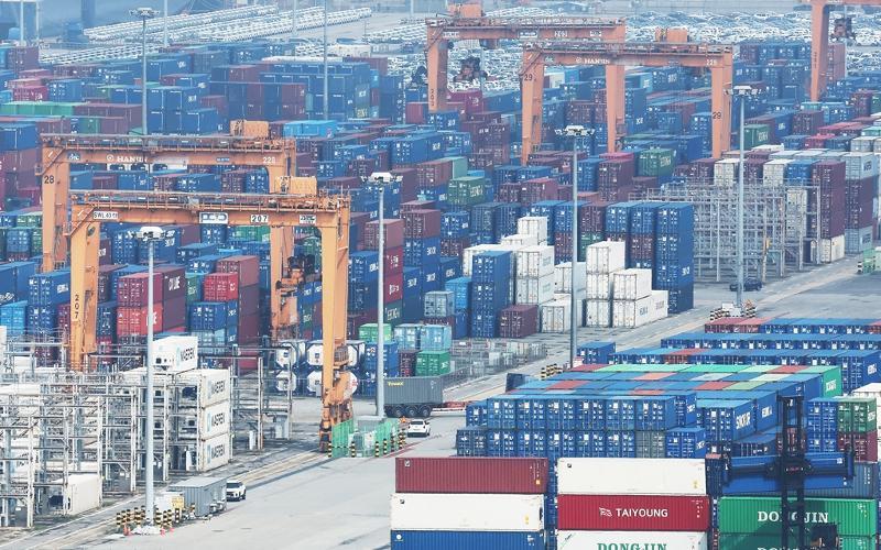 Комитет по денежно-кредитной политике Банка Кореи 27 августа повысил базовую процентную ставку с 2,75% до 3%. На фото контейнеры в порту Пхёнтхэка, провинция Кёнгидо. / Фото: Рёнхап  