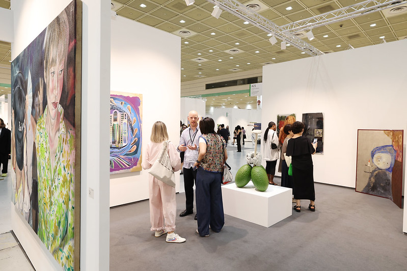 Посетители рассматривают произведения искусства на арт-ярмарках KIAF Seoul и Frieze Seoul 3 сентября прошлого года. / Фото: Korea.net 