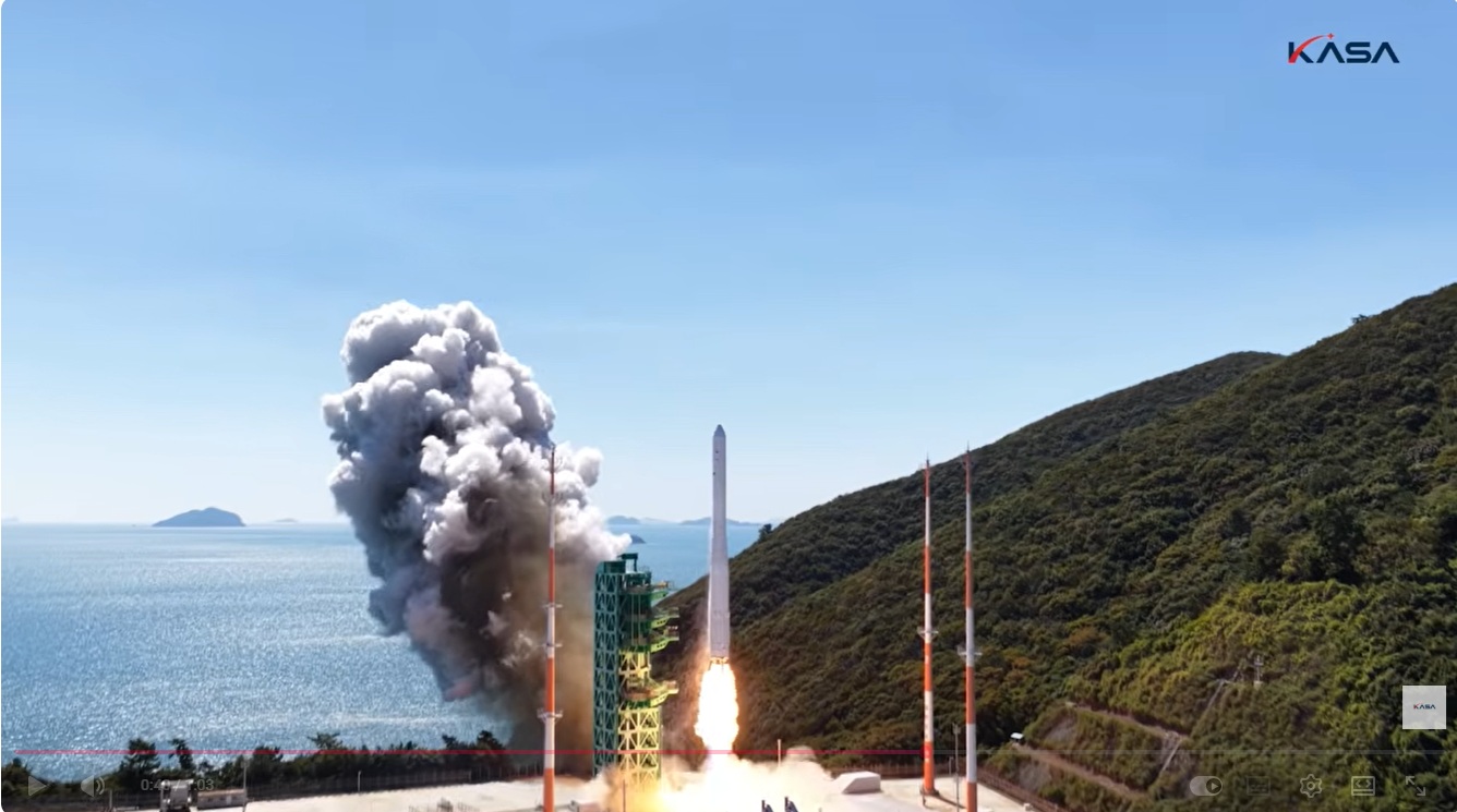 Корейская ракета-носитель &laquo;Нурихо&raquo; 7 октября стартовала с Космического центра &laquo;Наро&raquo; в уезде Кохын-гун, провинция Чолла-Намдо. / Фото: Скриншот с YouTube-канала Корейского космического агентства 