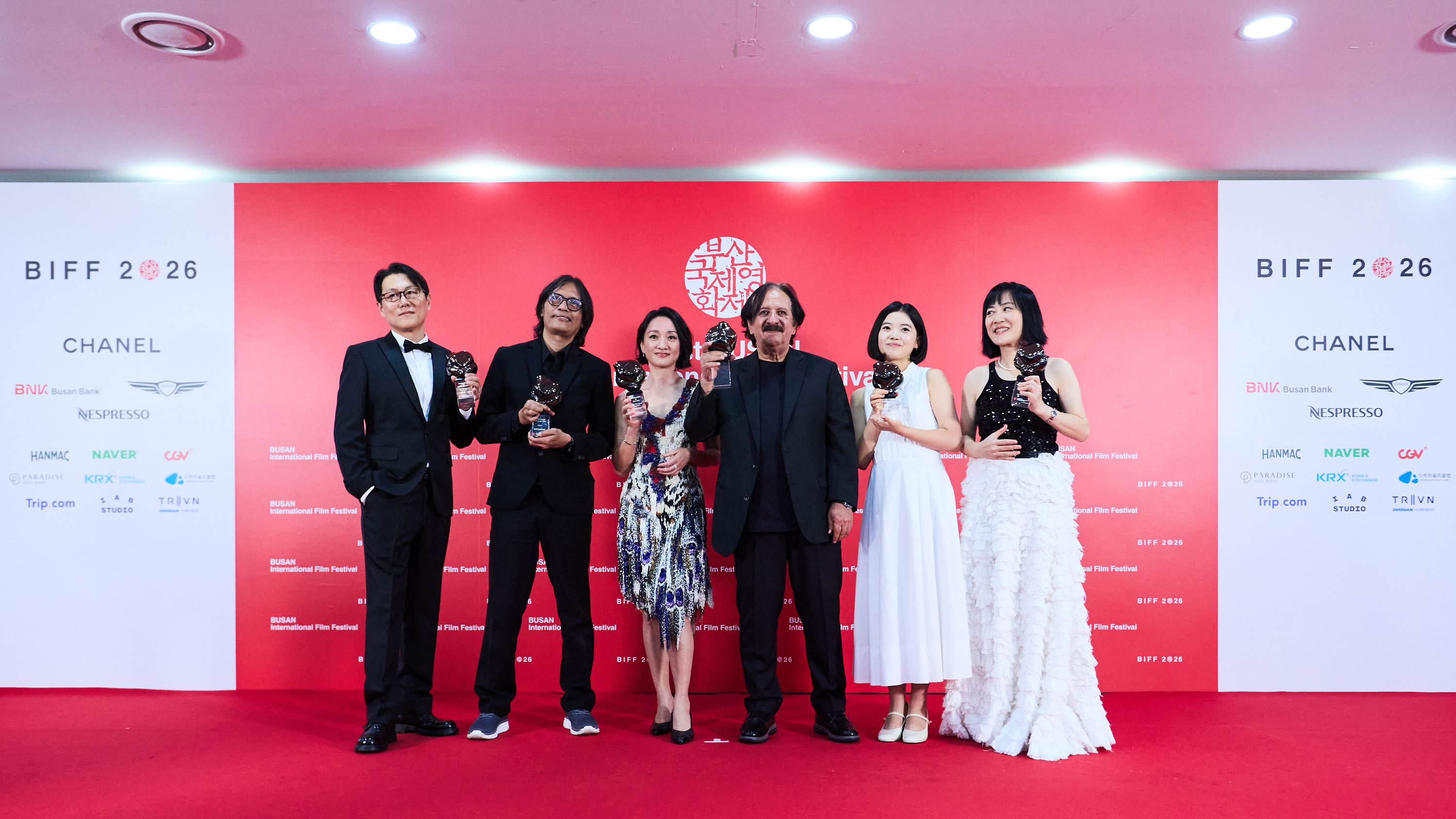 Лауреаты премии &laquo;Busan Awards&raquo; 31-го Пусанского международного кинофестиваля 15 октября позируют с наградами после церемонии закрытия. Слева направо: звукорежиссер Ли Даньфэн, режиссер Эдди Кахьоно, актриса Чжоу Сюнь, режиссер Маджид Маджиди (Гран-при), актриса Кашун Химено и режиссер Ли Юнь Чань. / Фото: Пусанский международный кинофестиваль