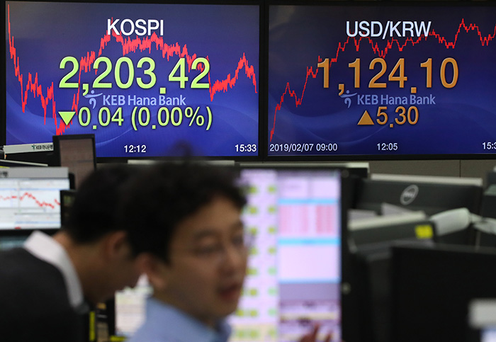 Во второй половине дня 7 февраля курс южнокорейской воны к доллару составил 1 124.10 вон за доллар. Снимок сотрудников банка KEB Hana. / Фото: Ренхап