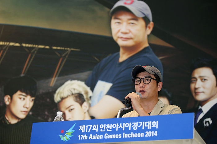 지난 27일 '2014인천아시안게임 기자간담회'에서 임권택(사진 위), 장진(아래) 총연출이 개막식 프로그램을 소개하고 있다. (사진: 전한) 