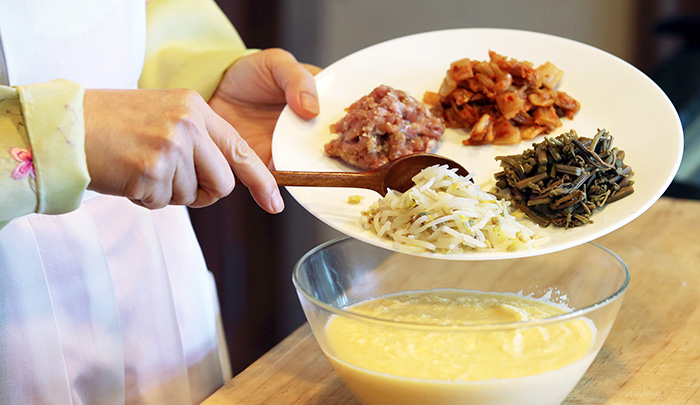 Смешайте кимчи, папоротник, ростки бобов и свинину с измельченными бобами мунг.