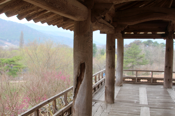 The Mandaeru Tower is in perfect harmony with the natural surroundings of the mountain and the river. Byeongsan Mountain surrounds the Mandaeru, and the inside has wooden floors.