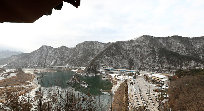  Вид на вершины
 Тодамсанбон (도담상봉, 嶋潭三峰), торчащие из воды, и обсерваторию. Три вершины,
 находящиеся в центре реки Намханган, принимают самое непосредственное участие в
 историях, связанных с Чон До Чжоном (정도전, 鄭道傳) (1342-1398), который помогал Ли Сонге,
 впоследствии королю Тхэчжо (이성계, 李成桂) (1335-1408).
 