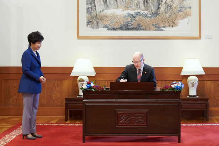정상회담에 앞서 방명록에 서명하고 있는 보후슬라프 소보트카 체코 총리(오른쪽). 