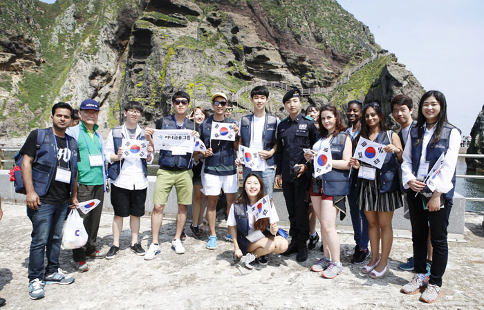 독도를 찾은 ‘유엔 참전국 청소년 대한민국 대장정’ 참가자들이 독도 경비대원과 기념촬영을 하고 있다. 