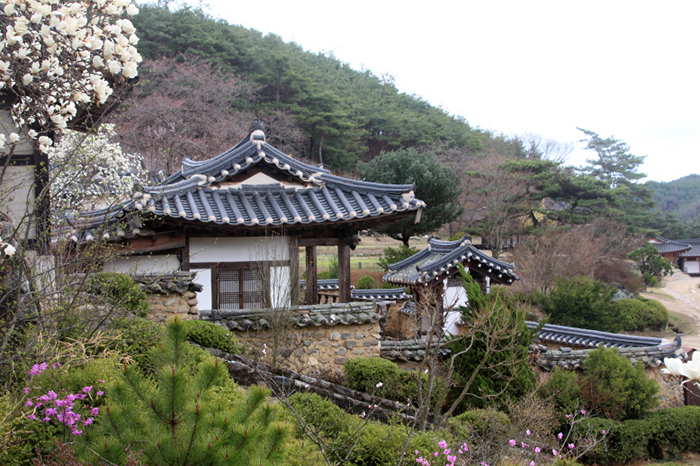 The Historic Site of Ocheon in Waryong-myeon was built by Kim Hyo-ro, the founder of the Yean branch of the Gwangsan Kim clan.