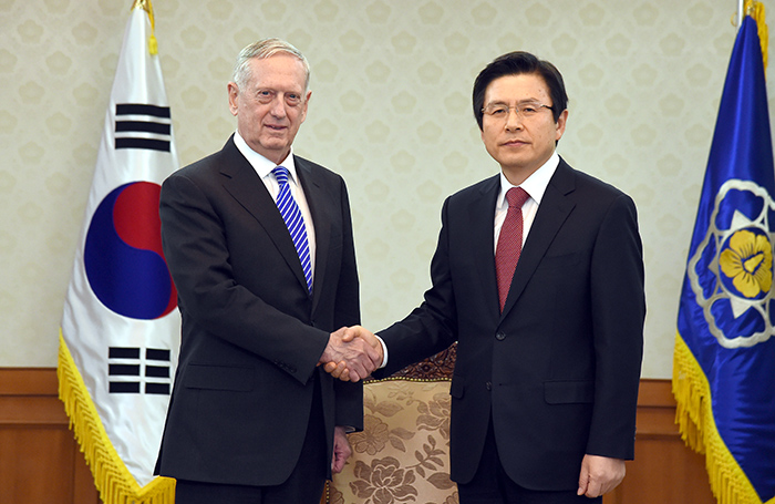 U.S. Secretary of Defense James Mattis (left) and acting President Hwang Kyo-ahn hold a meeting at the Government Complex-Seoul on Feb. 2. Secretary Mattis reaffirmed the Trump administration’s will to bolster the Korea-U.S. relations.