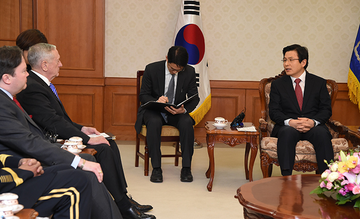 U.S. Secretary of Defense James Mattis (seated, left) and acting President Hwang Kyo-ahn discuss cooperation measures between Seoul and Washington in regard to North Korean nuclear weapons and missiles.