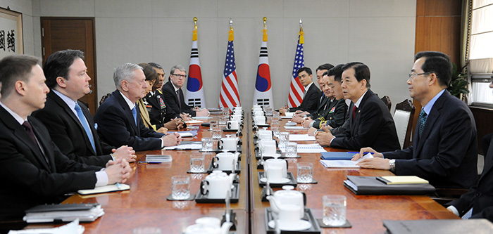 U.S. Secretary of Defense James Mattis and Minister of National Defense Han Minkoo discuss the two governments’ will to strengthen the bilateral alliance, joint response capabilities to North Korean nuclear weapons issues, and the future direction of cooperation between the two, in Seoul on Feb. 3.