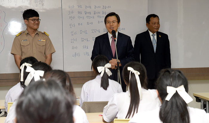 Prime Minister Hwang Kyo-ahn visits a middle school in Sarawittaya, Thailand, on Oct. 10 and delivers words of encouragement.