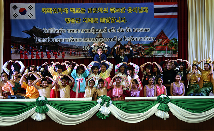 Prime Minister Hwang Kyo-ahn (center) visits a middle school in Sarawittaya, Thailand, on Oct. 10.