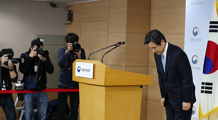 Acting President and Prime Minister Hwang Kyo-ahn bows to the nation before delivering a public address at the Government Complex-Seoul on Dec. 9.