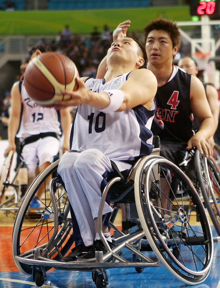 8일 일본과의 경기에서 슛하는 한국팀의 오동석. (사진: 인천세계휠체어농구선수권대회) 