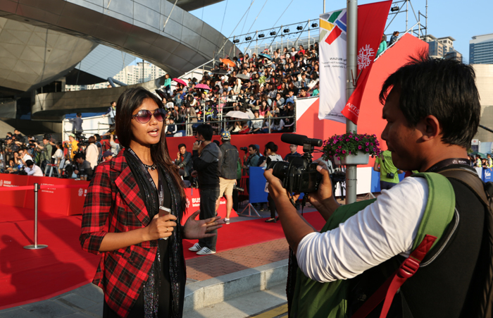 부산국제영화제를 취재하고 있는 미얀마의 MRTV-4 팀. 