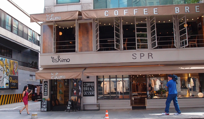 젊음의 거리 ‘가로수길’을 취재하고 있는 캐나다의 CTV 취재팀.