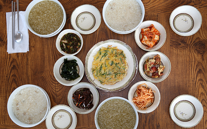 제주도의 전복죽과 조개죽은 원재료의 식감이 그대로 살아있다. 