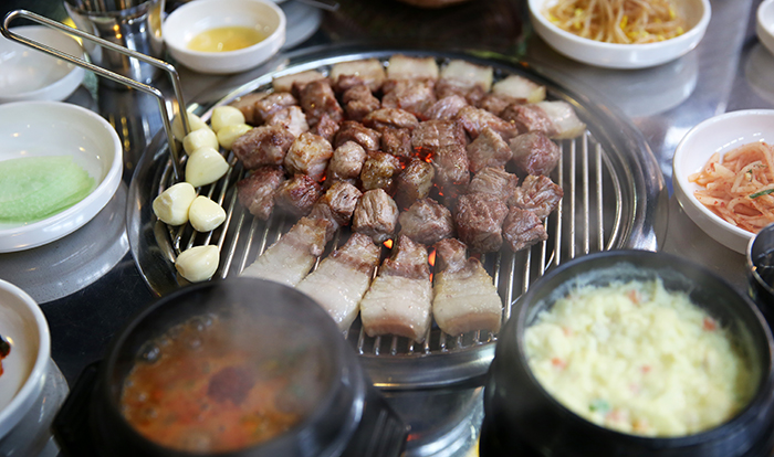 제주도 돼지고기 구이는 기름기가 적으면서도 담백하고 쫄깃쫄깃한 식감으로 식도락가들에게 제주도에서 꼭 맛 봐야 할 음식으로 꼽힌다. 