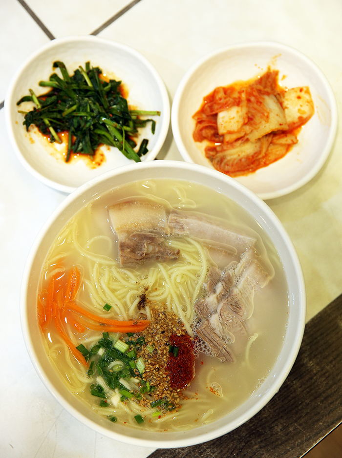 담백한 맛의 제주도 고기국수는 국수골목이 생길 정도로 제주도를 찾는 여행객들에게 인기가 높다. 