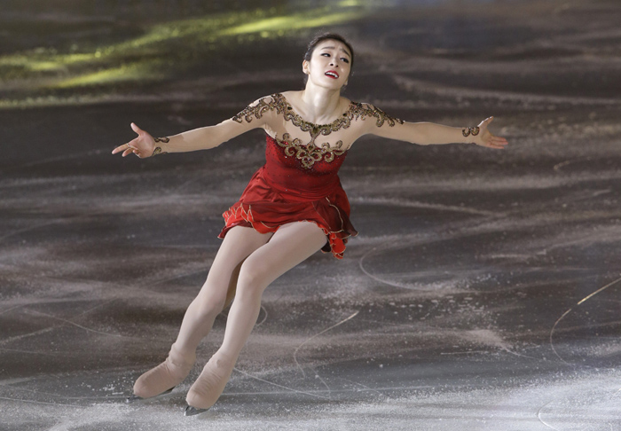 김연아가 지난 6일 마지막 무대인 아이스쇼에서 새로운 갈라프로그램 ‘공주는 잠 못 이루고’ 음악에 맞춰 연기를 펼치고 있다. (사진: 연합뉴스)