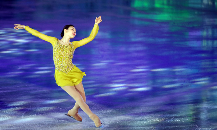 김연아가 지난 6일 열린 아이스쇼에서 2014 소치 동계올림픽 쇼트 프로그램 곡인 ‘어릿광대를 보내주오’에 맞춰 연기를 선보이고 있다. (사진: 연합뉴스)