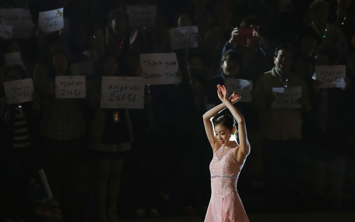 김연아 선수가 지난 6일 서울 올림픽공원 체조경기장 특설 아이스링크에서 열린 아이스쇼에서 ‘연아야 고마워’가 적힌 종이를 들고 응원하는 관객들을 향해 작별인사를 하고 있다. (사진제공: 연합뉴스)