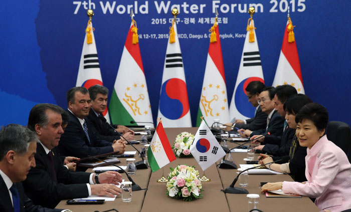 박근혜 대통령(오른쪽)이 제7차 세계 물포럼 참석차 방한한 에모말리 라흐몬｣(Emomali Rahmon) 타지키스탄 대통령과 12일 대구에서 정상회담을 갖고 있다.