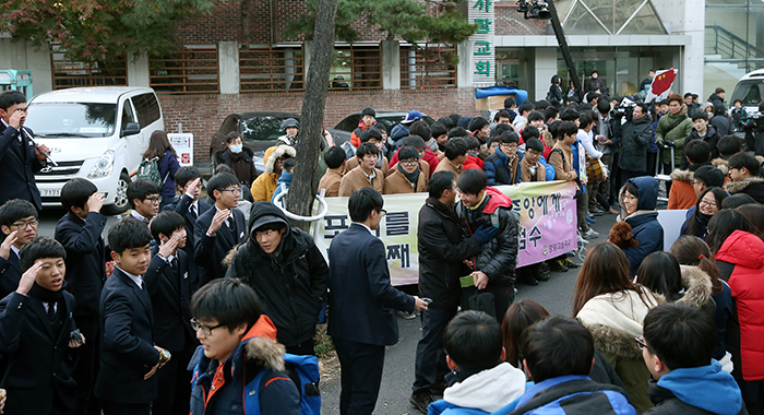 13일 수능고사장인 경복고등학교 앞을 찾은 용산고등학교 교사가 고사장으로 향하는 제자들을 안아주며 격려하고 있다. 