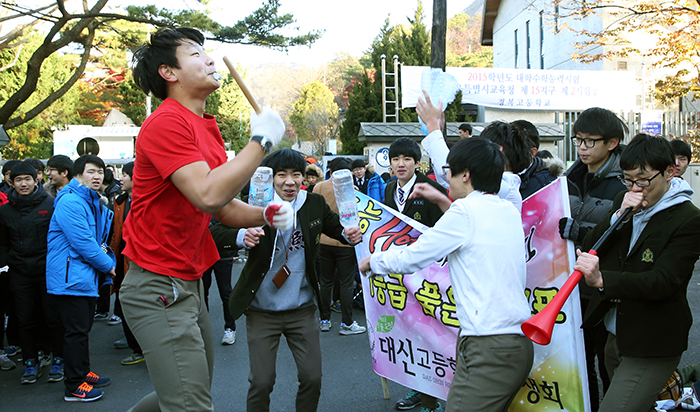 대신고등학교 학생들이 13일 수능을 치르는 선배들을 위한 응원전을 펼치고 있다. 