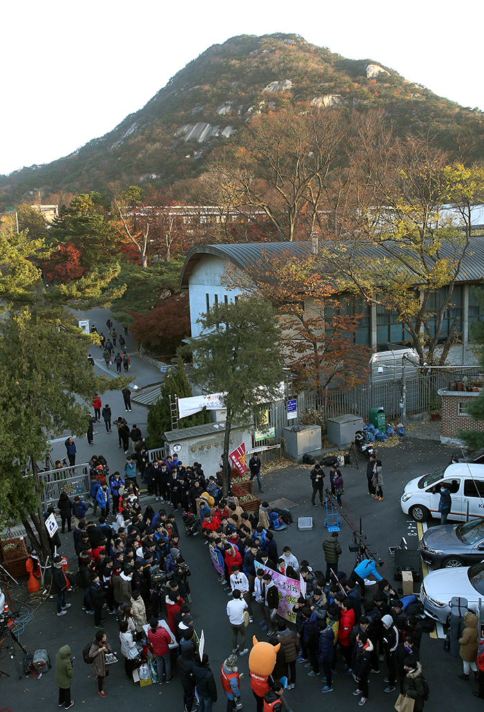 2015년도 대학수학능력시험이 치러진 경복고등학교 앞에는 오전 6시 이전부터 응원을 나온 학부모, 교사, 학생, 그리고 이를 취재 나온 기자들로 북적였다. 