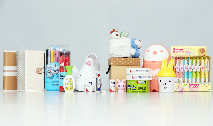 모닝글로리는 문구와 사무용품 외에 우산, 컵, 양말, 쿠션, 담요, 인형, 가방, 실내화 등 다양한 생활용품도 선보이고 있다.