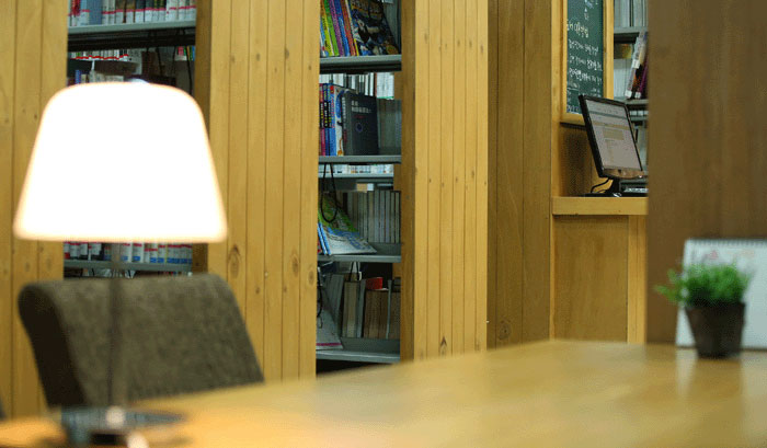Reflecting current trends toward consuming a diverse range of media, the LTI Korea developed an app which allows users to read Korean literature through their smartphone. It also published 30 e-books. The above photos show the LTI Korea library.