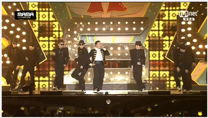싸이가 2일 홍콩 MAMA(Mnet Asian Music Awards)에서 자신의 신곡 ‘나팔바지’, ‘대디’ 라이브무대를 선보이고 있다.