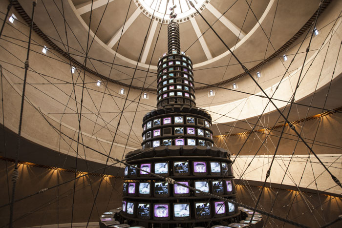 The National Museum of Modern and Contemporary Art is hosting a special exhibit to mark its 30th anniversary of moving to Gwacheon, Gyeonggi-do Province. The photo shows Nam June Paik’s work of video art 'The More, the Better' (1988) and 'Thorny Rope' (2016) by Lee Seungtaek.