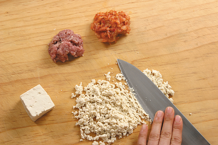 Chop the ingredients for the filling, such as beef, tofu and cabbage kimchi. Remove any excess water. Make sure to not press it too tightly or else it will harden.