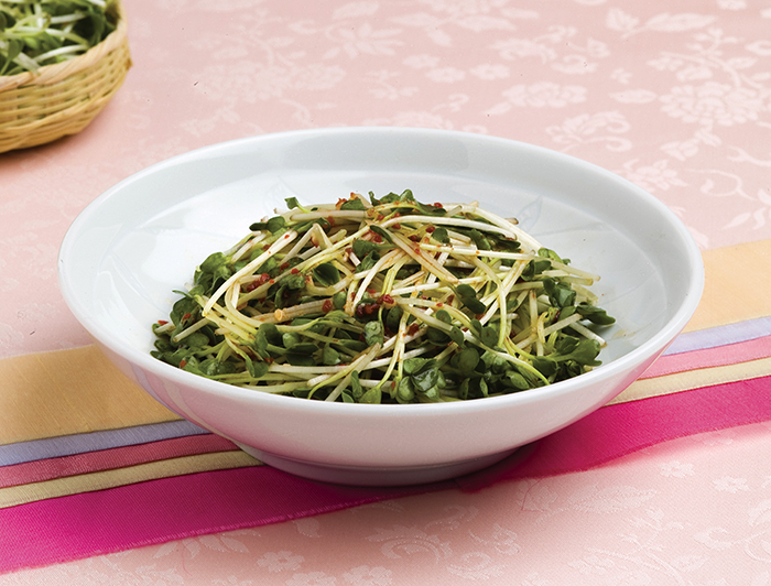 Radish leaf salad, or <i>musun geotjeori</i>, is one of the five traditional dishes served in the early spring. 