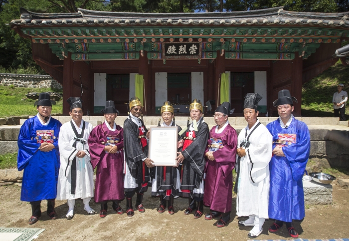 28일 남한산성의 유네스코 문화유산 등재를 조상께 알리는 의식이 조선시대 전통의례에 따라 치러졌다. 남경필 경기도지사(사진 가운데)와 기쇼 라오 유네스코 세계문화유산 센터소장(남지사 왼편), 조억동 경기도 광주시장(남지사 오른편)이 유네스코 인증서를 들고 있다.