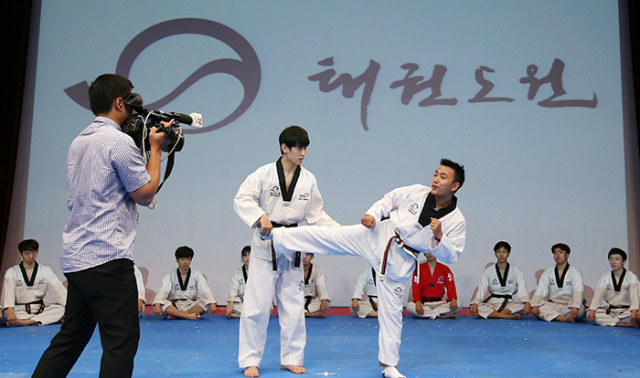 베트남 국영 뉴스통신사 ‘브이 뉴스(V News)’ 취재진이 21일 태권도원에서 태권도 발차기의 기본 동작에 대해 설명과 함께 카메라에 담고 있다.