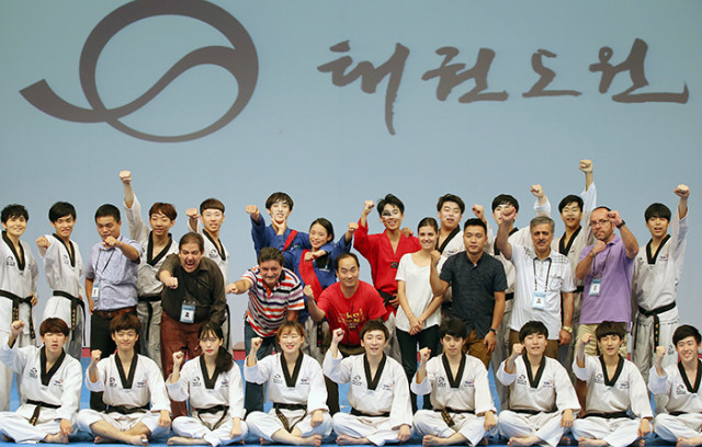 21일 태권도원을 찾은 해외 언론인들이 태권도 시범단과 함께 기념촬영을 하고 있다.