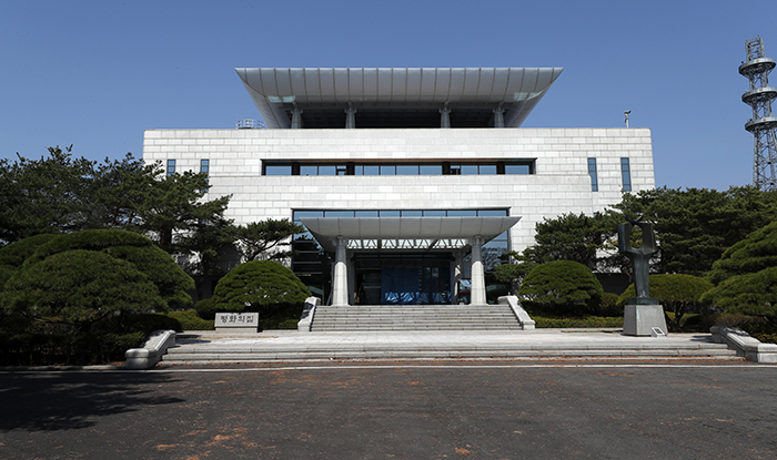 남북정상회담을 이틀 앞둔 25일 남북 합동 리허설이 진행됐다. 정상회담 장소인 판문점 평화의 집. 전한 기자.