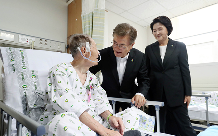President_Moon_Memorial_Day_0607_04.jpg