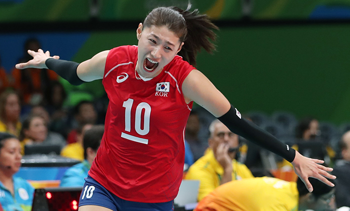 Ким Ён Кён, капитан женской национальной волейбольной команды, радуется, забив очко Японии в матче Группы А 6 августа. Корея победила Японию со счётом 3 - 1.