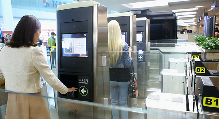 Tourists finish the immigration process by scanning their fingerprints and faces, using the smart entry service kiosks and making use of the personal information provided to the SES registration center.
