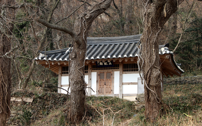고군산열도를 지나가던 뱃사람들이 항해의 안전을 기원하던 전라북도 군산 선유도의 오룡묘.
