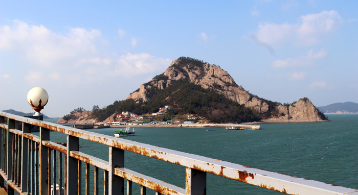 장자교에서 바라본 장자도. 