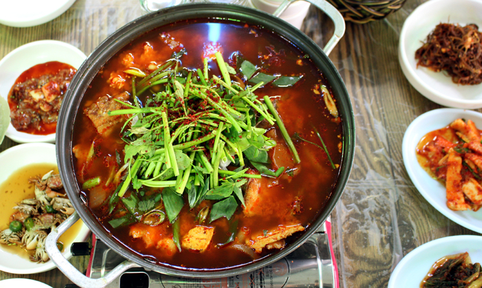 선유도에서 맛볼 수 있는 싱싱한 회, 해산물, 그리고 해물탕.