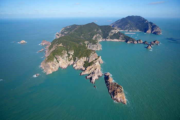 Sinan-gun County is composed of more than 1,000 islands, both habited and uninhabited, and the county is recognized for its preserved ecosystem. In 2009, part of the county became a UNSECO Biosphere Reserve. In 2016, UNESCO expanded the designation of Biosphere Reserve to cover the whole county. Hongdo Island is one of the most well-known islands in the county.