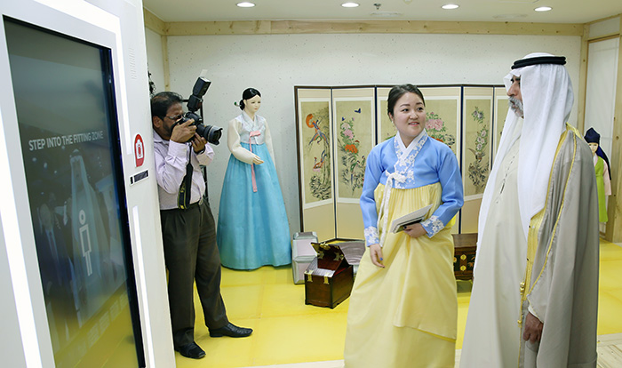 UAE Minister of Higher Education and Scientific Research Shaikh Nahyan Bin Mubarak Al Nahyan (right) tries on some virtual Hanbok. Visitors to the Korean Cultural Center in the UAE can learn all about Korea, including an exhibit of holograms of Korean cultural assets, K-pop music, and virtual reality presentations of images of Korean food, all supported by cutting edge ICT.