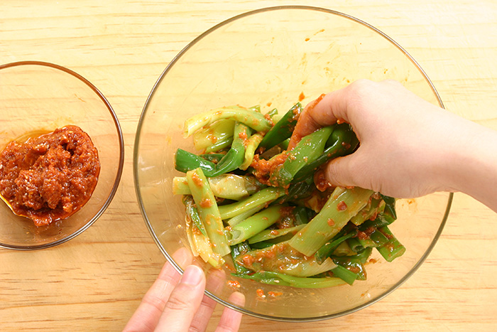 A chive salad, or <i>umpa muchim</i>, is a delicious seasonal spring vegetable dish. 